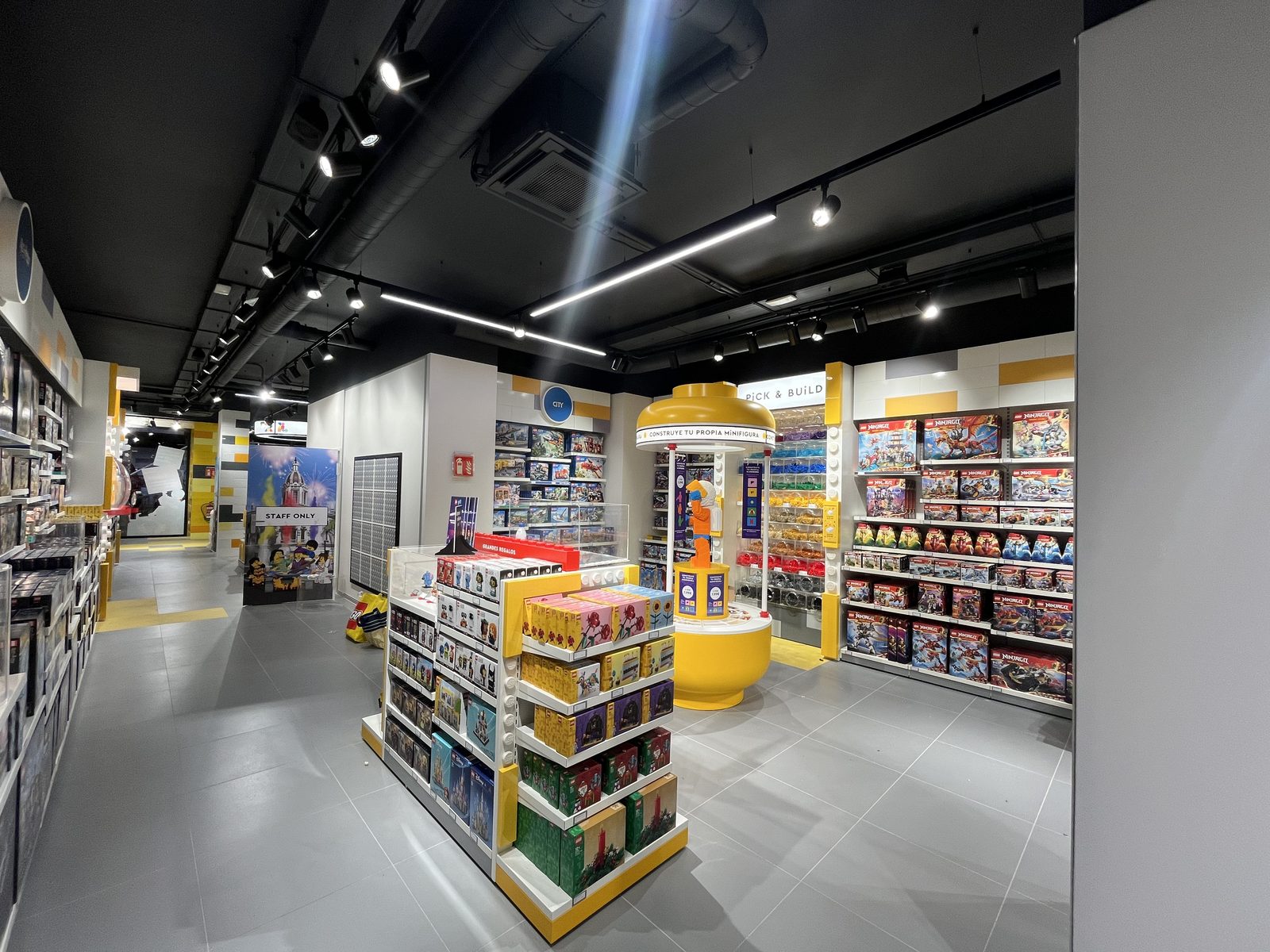 Interior de tienda Adopt