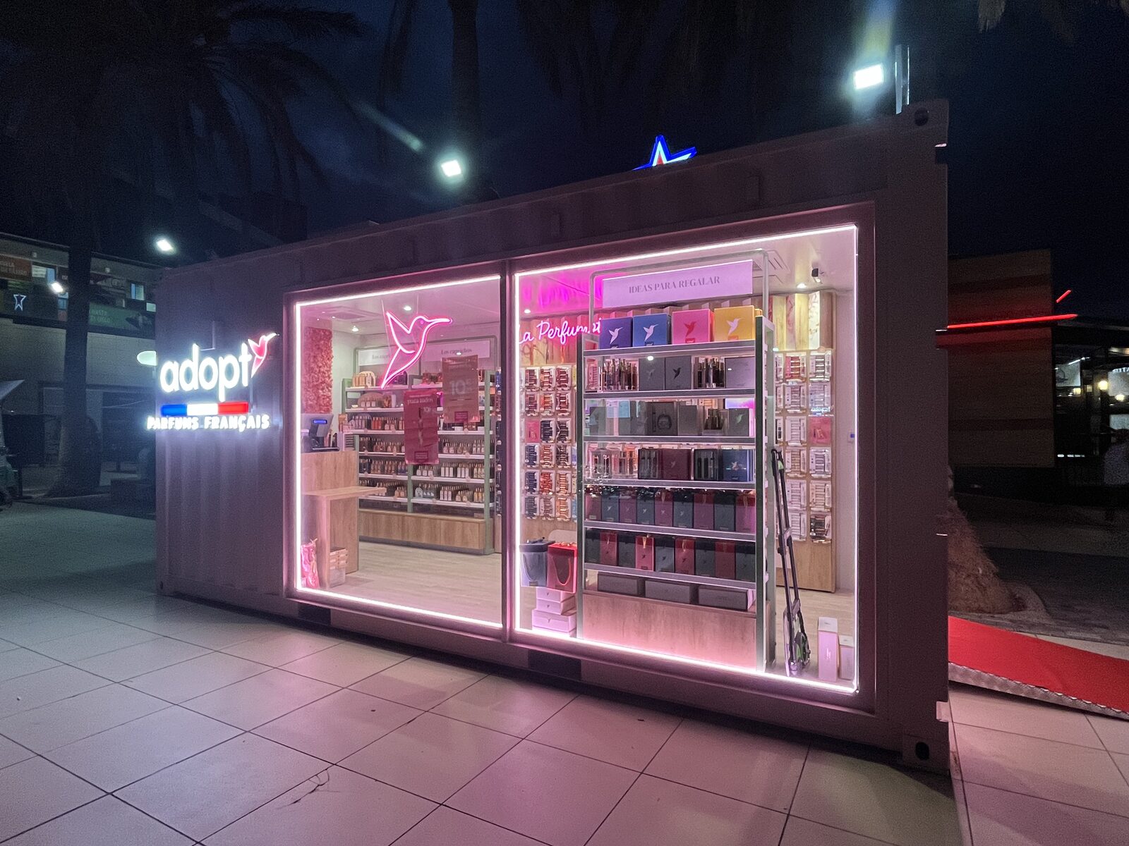 Local comercial iluminado de noche