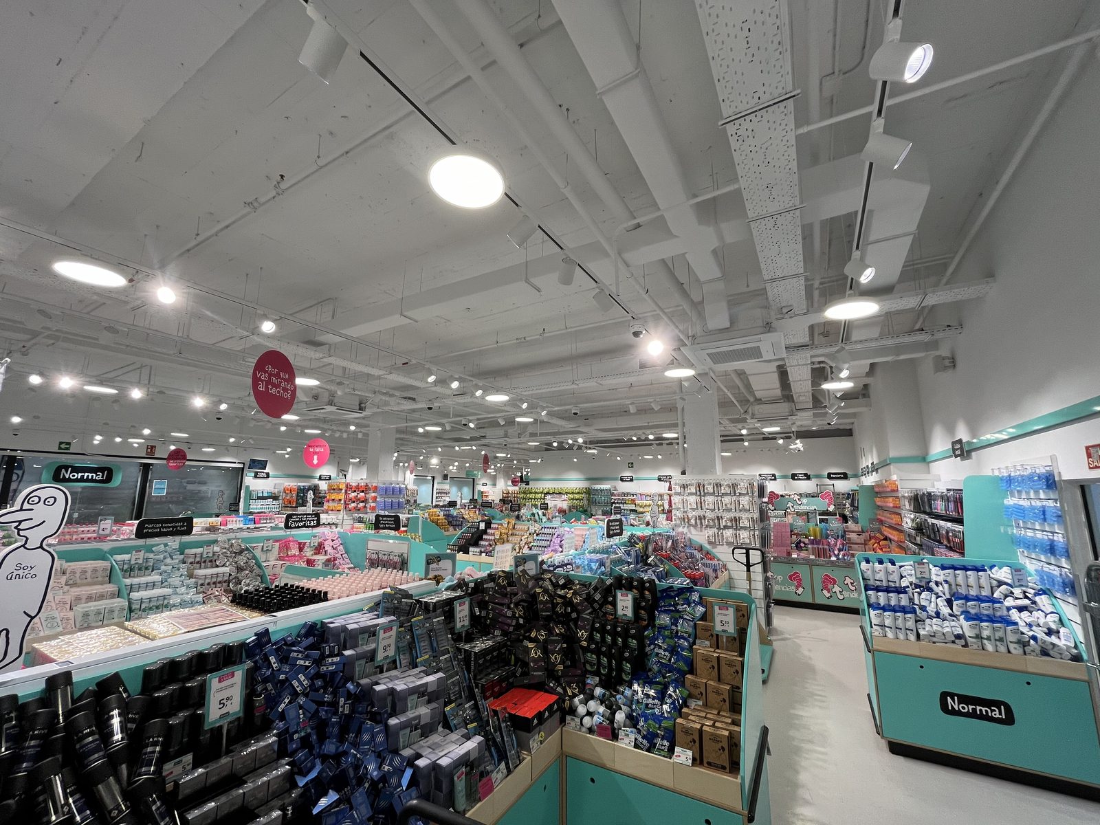 Vista amplia de supermercado