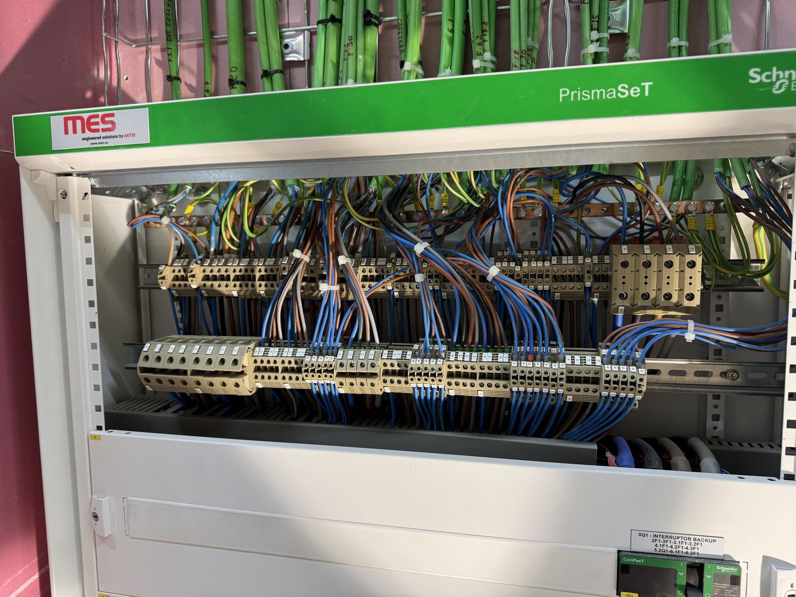 Cuadro industrial con cableado verde