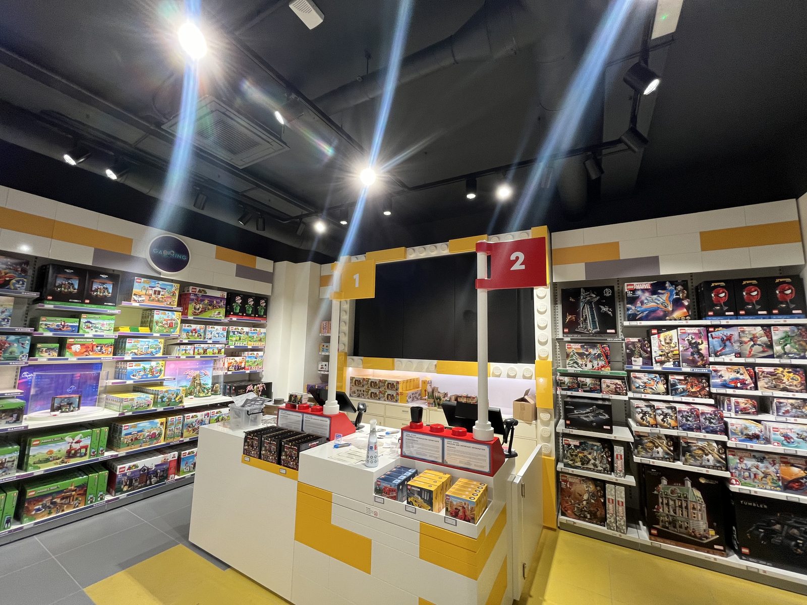 Supermercado con mostradores amarillos