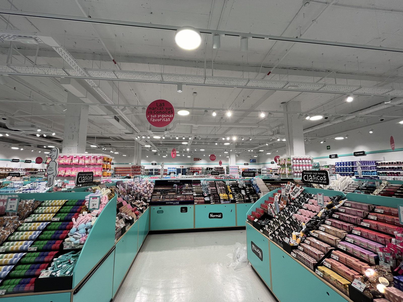 Interior de supermercado iluminado