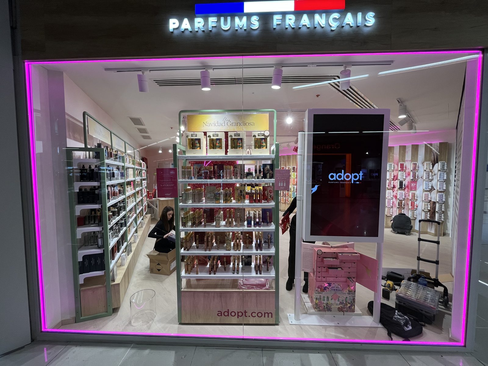 Mural digital iluminado en tienda de perfumería