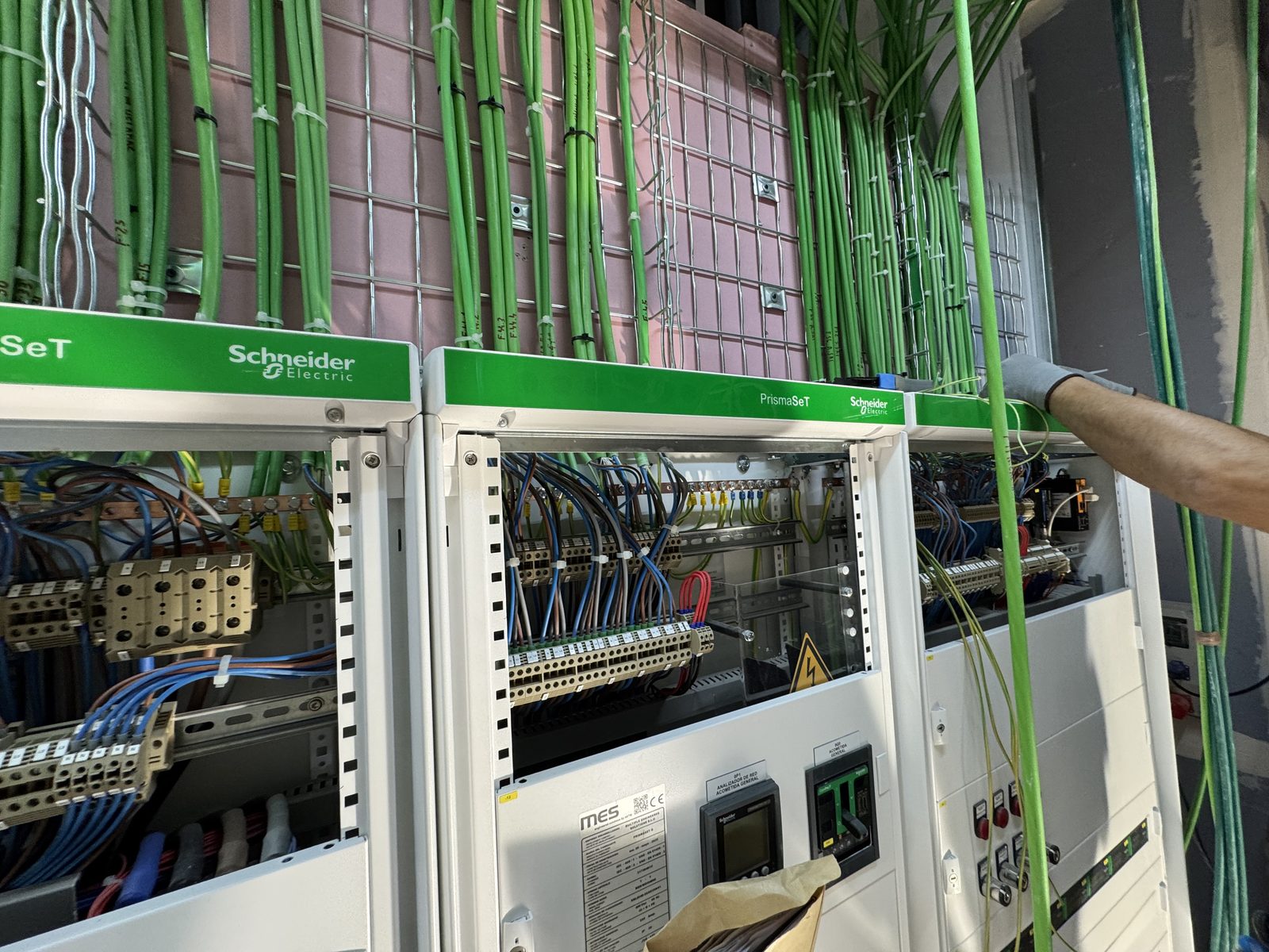 Rack con cableado verde estructurado