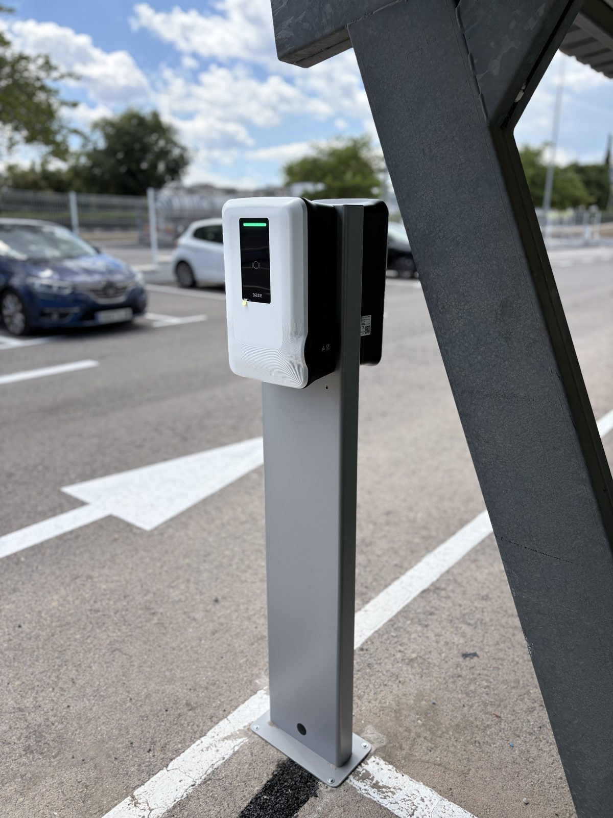 Cargador de vehículo eléctrico instalado en aparcamiento