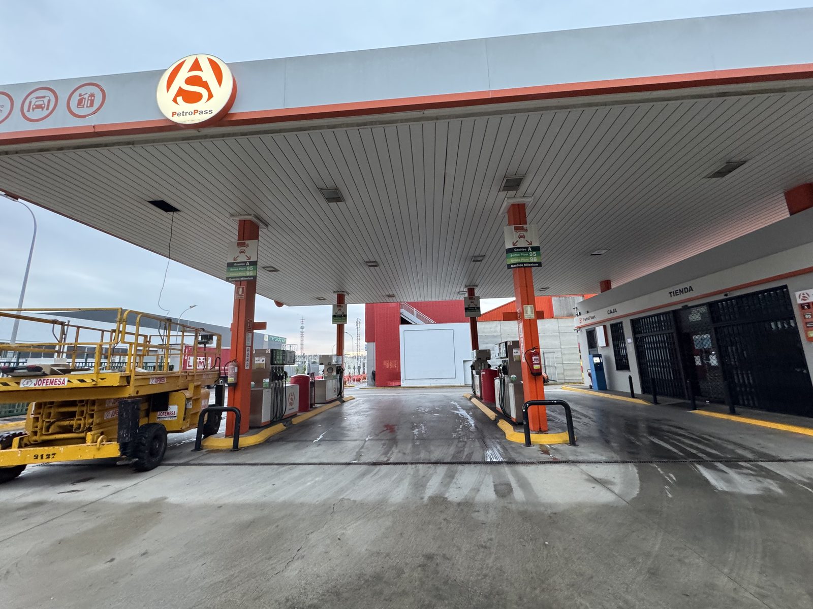 Interior de gasolinera con marca S roja