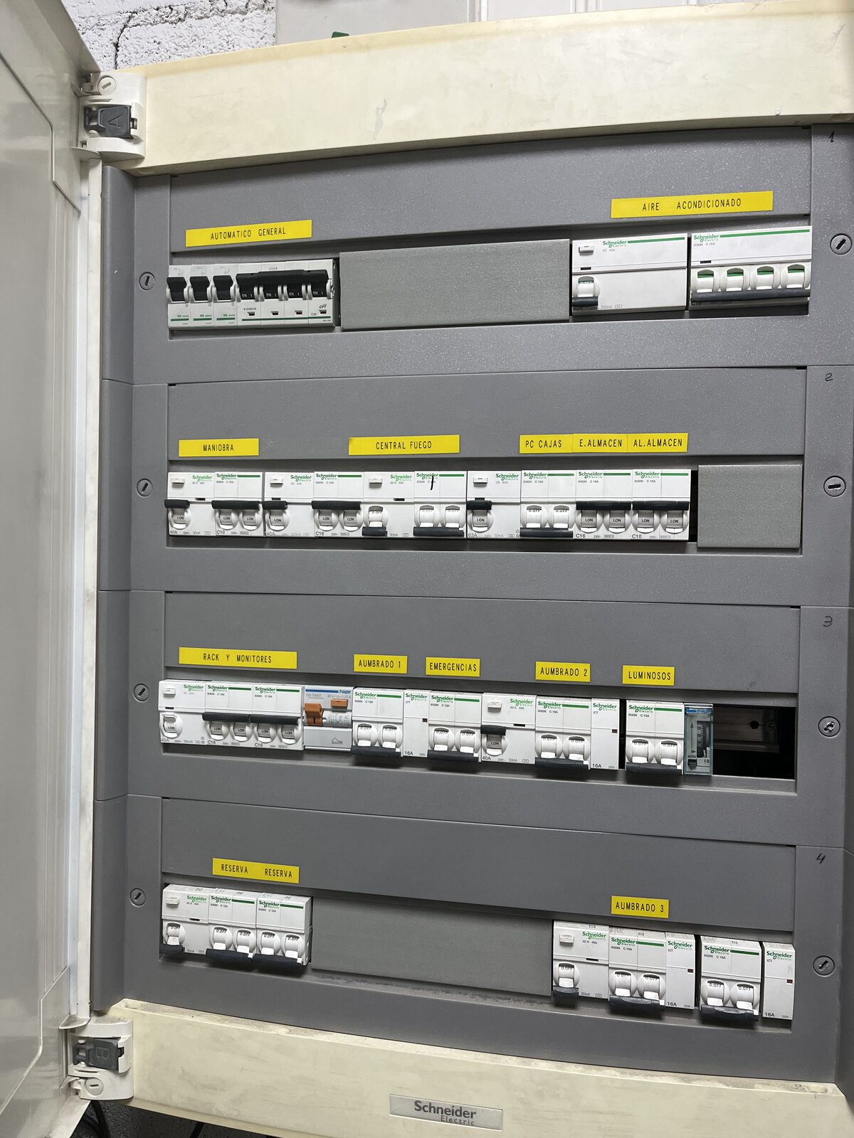 Cuadro eléctrico Schneider con magnetotérmicos