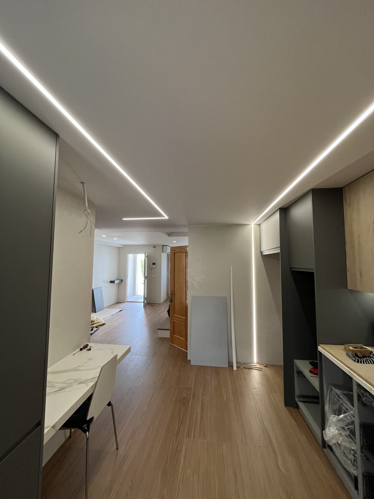Pasillo interior con acabado en madera