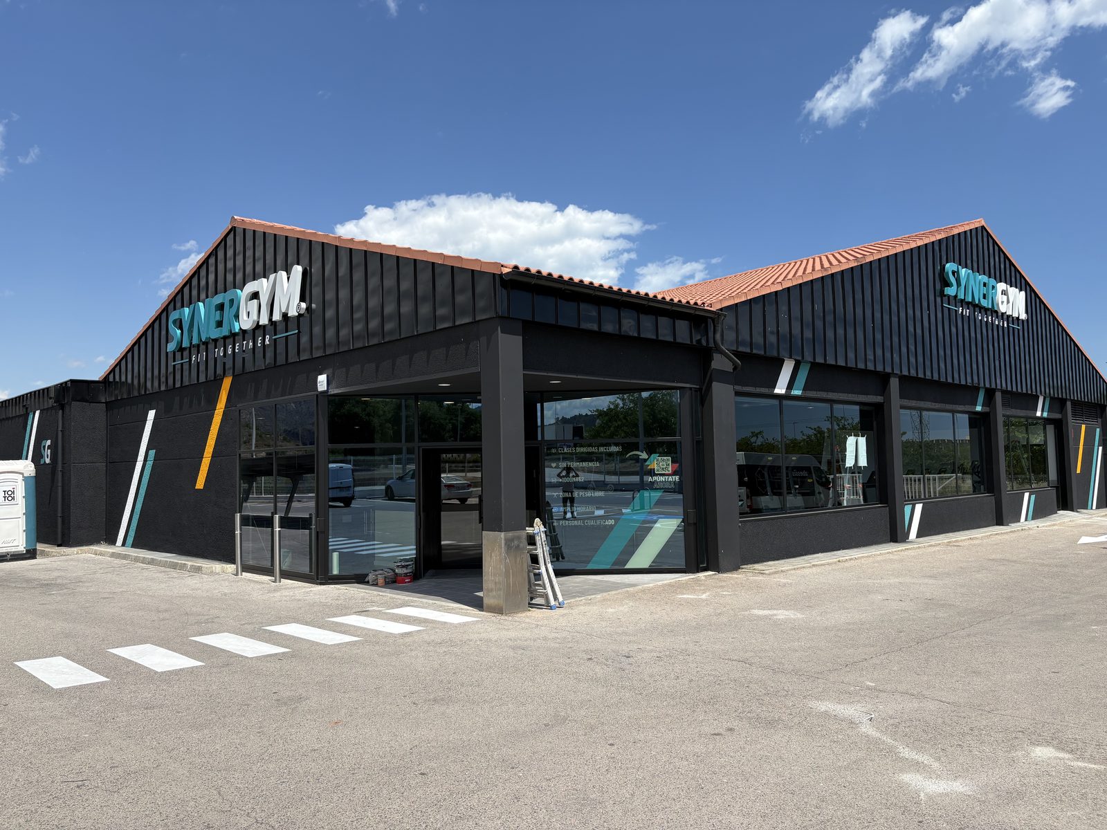 Fachada industrial de gimnasio